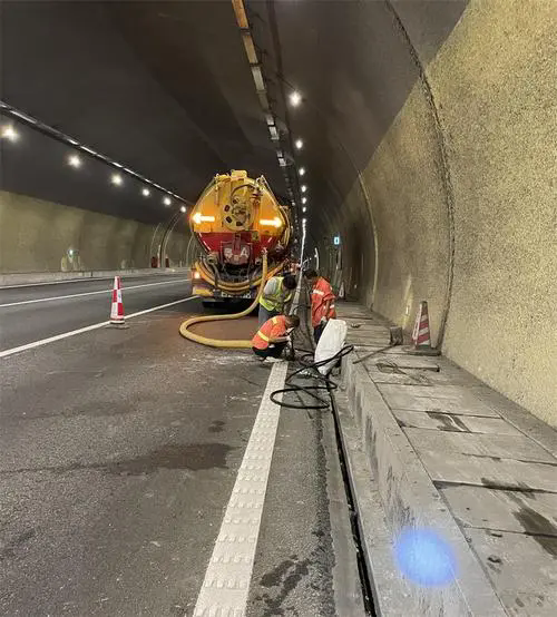 工业园区隧道排水渠清淤